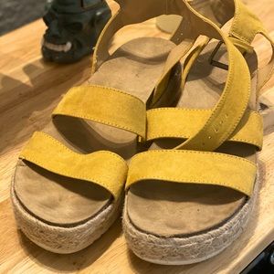 Mustard grass bottom platforms. Brand unknown.